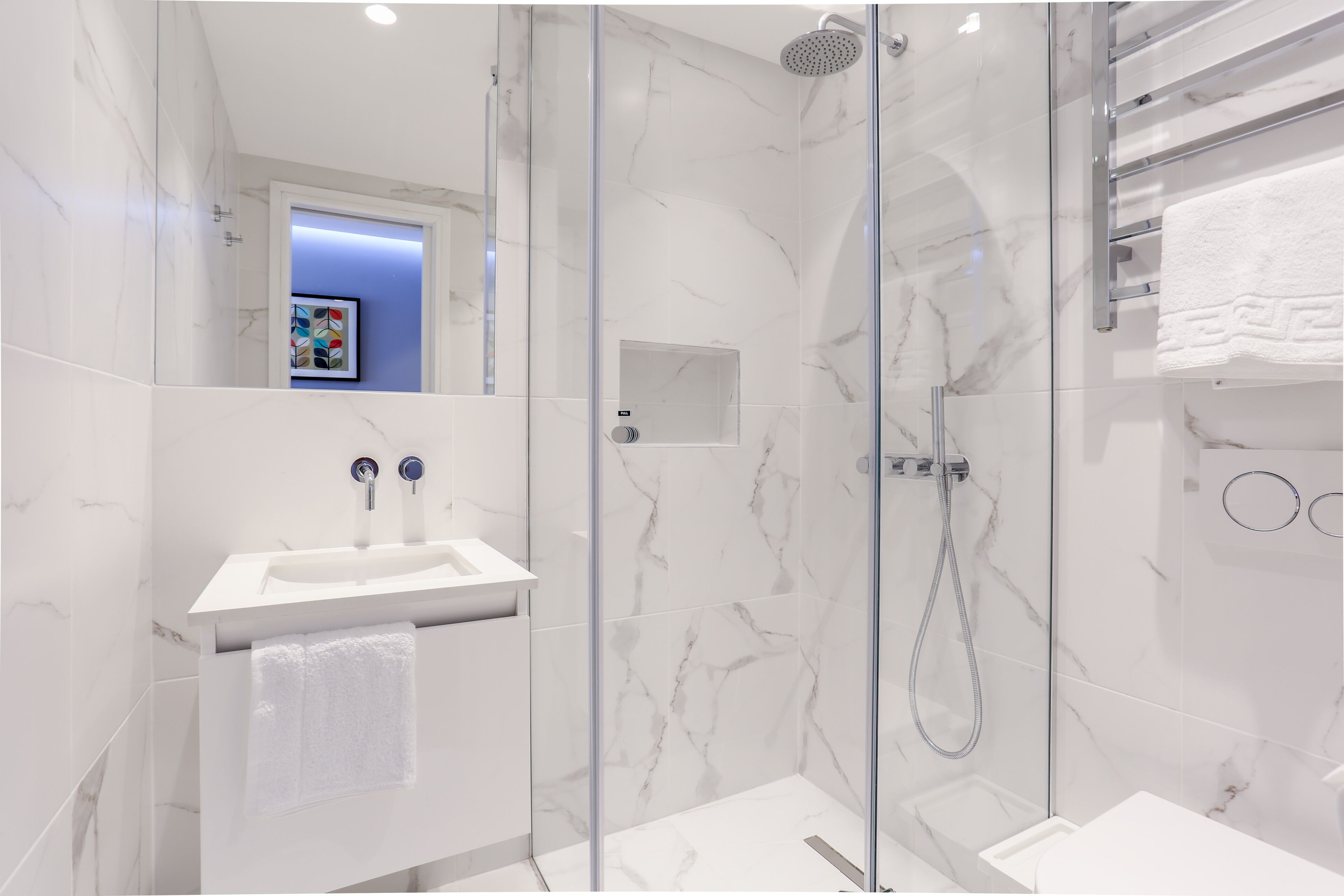 Shower, rainfall showerhead, free toiletries, hair dryer
