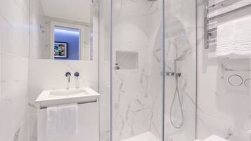 Shower, rainfall showerhead, free toiletries, hair dryer