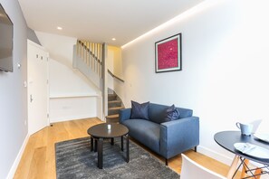 1 Bedroom Apartment | Oppholdsområde | En 23-tommers Flatskjerm-TV med digitale kanaler samt LCD-TV