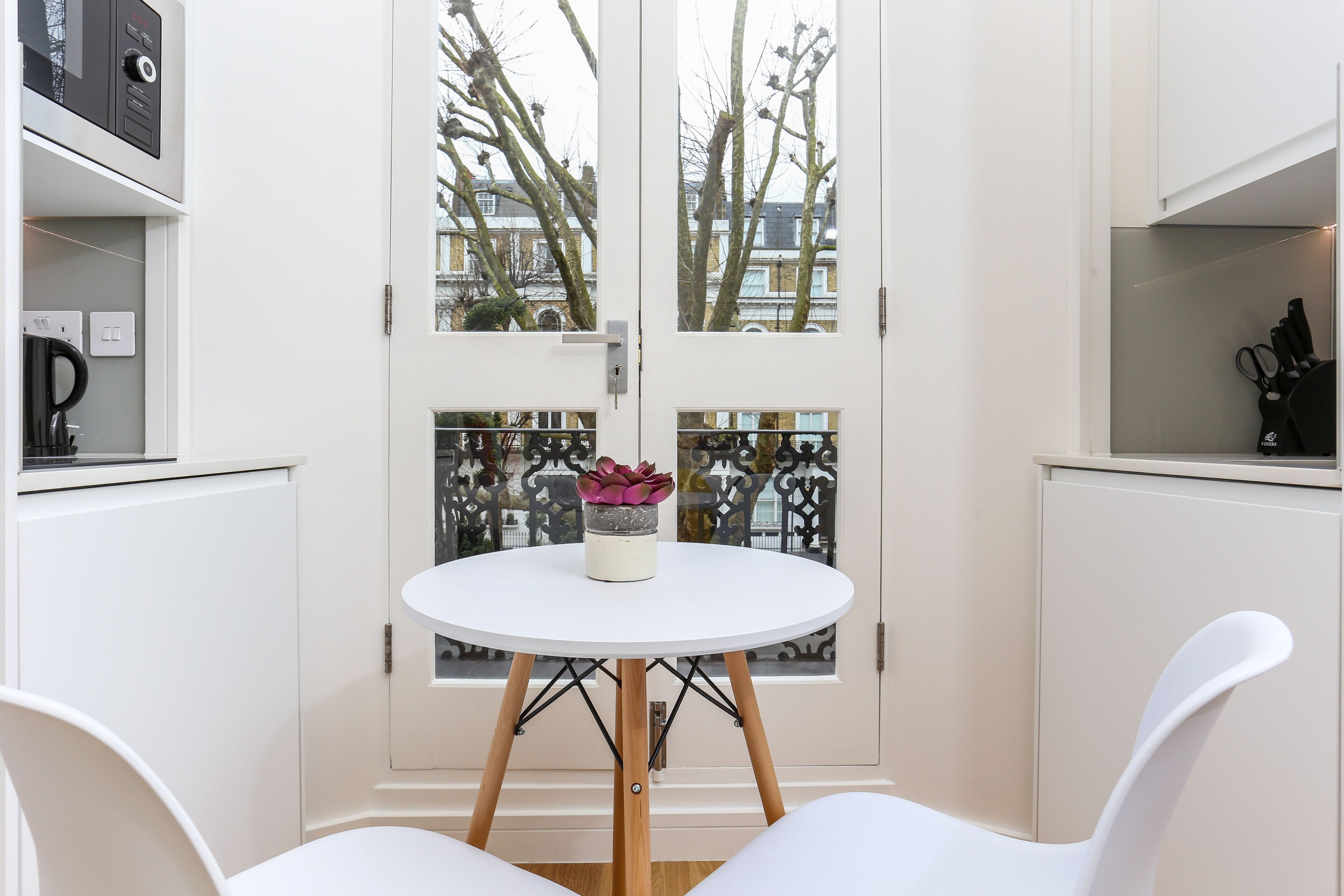 Small Standard Studio | In-room dining