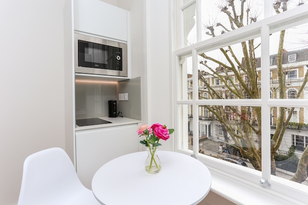 Small Standard Studio | In-room dining