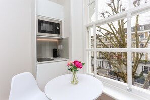 Small Standard Studio | In-room dining - Inverness Terrace Serviced Apartments by Concept Apartments (London)
