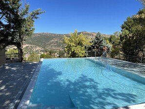 AuĂenpool (je nach Saison geöffnet), Sonnenschirme, LiegestĂŒhle