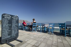 Café da manhã continental todos os dias (EUR 9 por pessoa) 