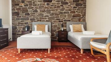 Quarto standard, 2 camas de solteiro | Banheiro | Produtos de toalete grátis, secador de cabelo, toalhas de banho