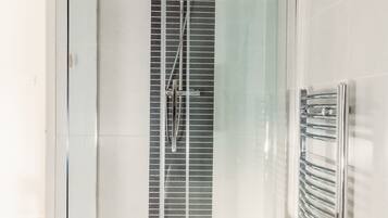 Suite Premium | Salle de bain | Articles de toilette gratuits, sèche-cheveux, serviettes fournies