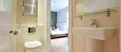Ground Floor Small Studio | Baño | Regadera, regadera tipo lluvia, amenidades de baño gratuitas