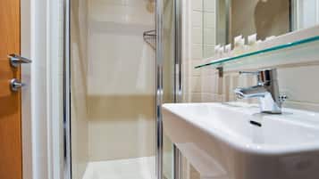 Top Floor Studio Apartment | Salle de bain | Douche, douche cascade, articles de toilette (gratuits)