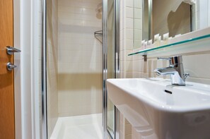 Standaard studio | Badkamer | Een douche, een regendouche, gratis toiletartikelen, een haardroger