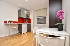 Living area - Princes Square Serviced Apartments by Concept Apartments (London)