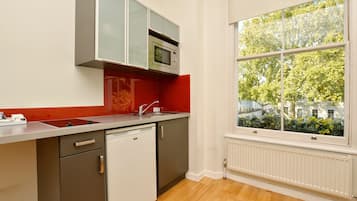 1 Bedroom Apartment | Cuisine privée | Mini réfrigérateur, micro-ondes, plaque de cuisson, machine à expresso