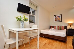 Deluxe Lower Ground Floor Studio | Hypo-allergenic bedding, iron/ironing board, free WiFi - Princes Square Serviced Apartments by Concept Apartments (London)