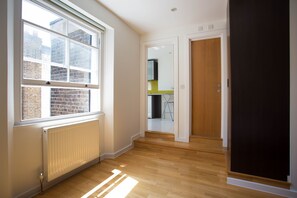 Deluxe Studio Apartment | Coin séjour | Télévision LCD, chauffage par le sol