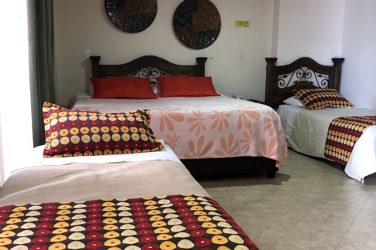 Habitación triple, varias camas, para no fumadores | Caja de seguridad en la habitación, wifi gratis y ropa de cama