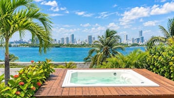 Bañera de hidromasaje al aire libre