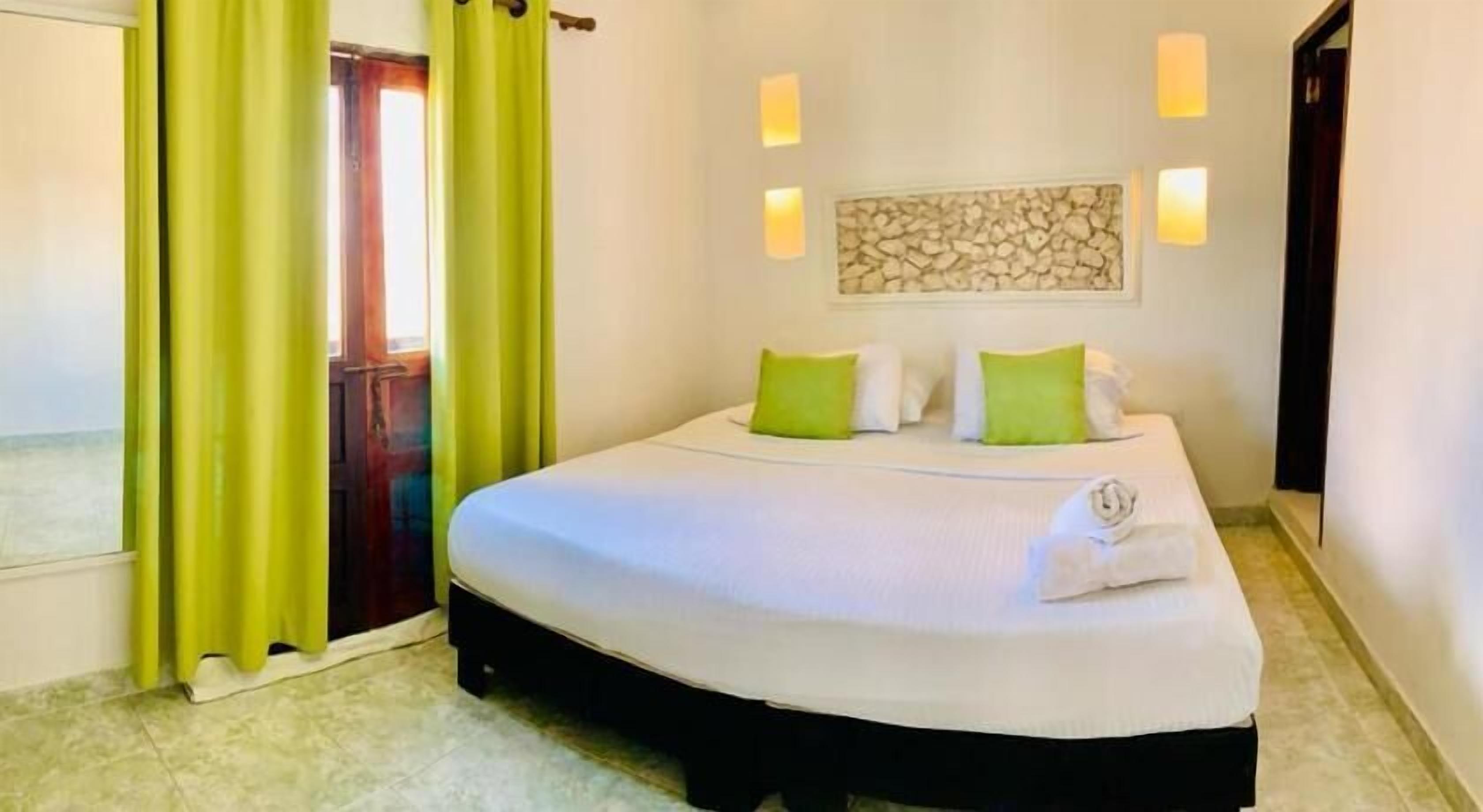 Premium bedding, in-room safe, iron/ironing board, free WiFi