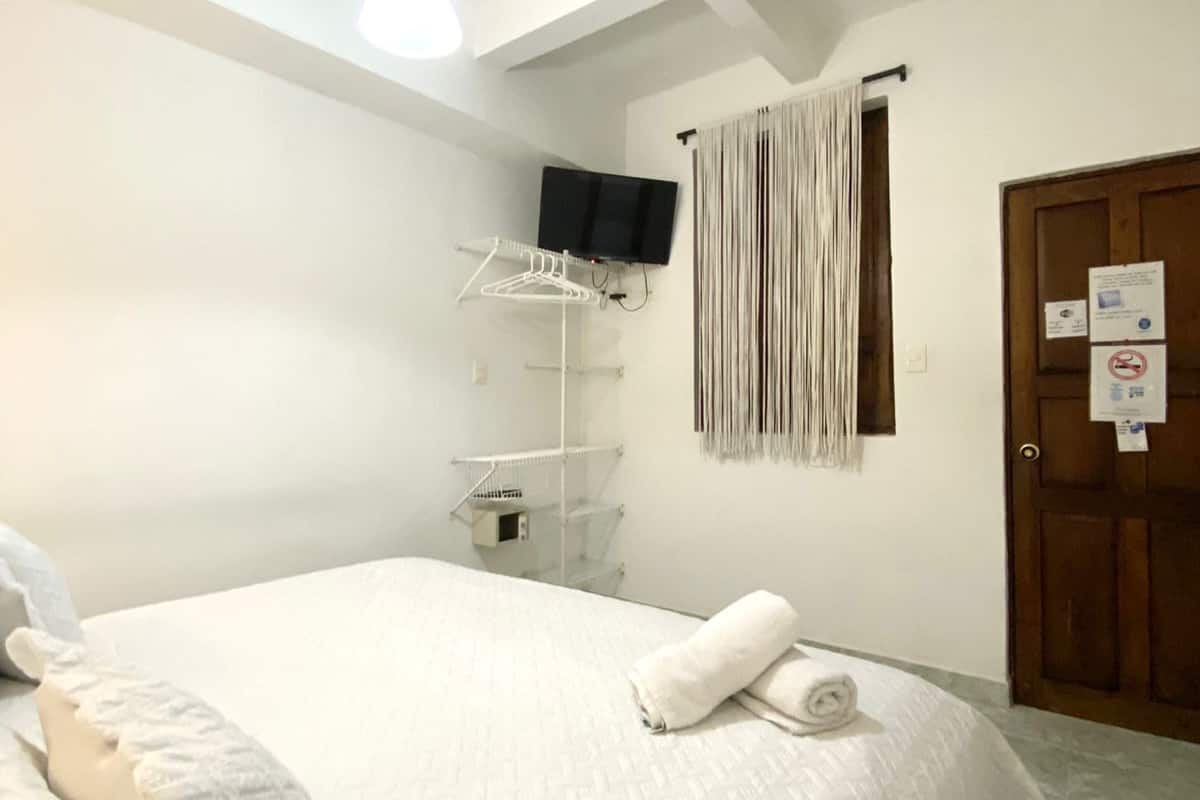 Habitación doble | Ropa de cama de alta calidad, caja fuerte, tabla de planchar con plancha