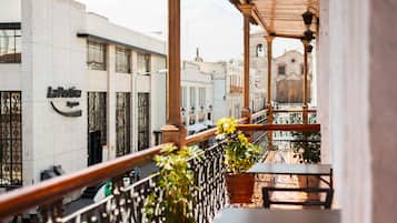 Chambre Triple Familiale, balcon, vue ville | Vue depuis le balcon