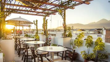 Desayuno con opciones de la cocina local incluido todos los días