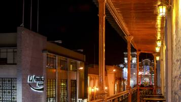 Fachada de la propiedad por la tarde o noche