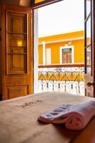 Habitación doble superior, balcón, vistas a la ciudad | Ropa de cama de alta calidad, edredones de plumas, caja fuerte