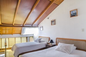 Quarto família (2 Double & 1 Single) | Cofres nos quartos, escrivaninha, ferros/tábuas de passar roupa
