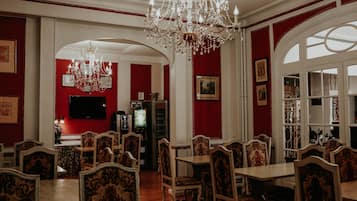 Petit déjeuner buffet servi tous les jours en supplément