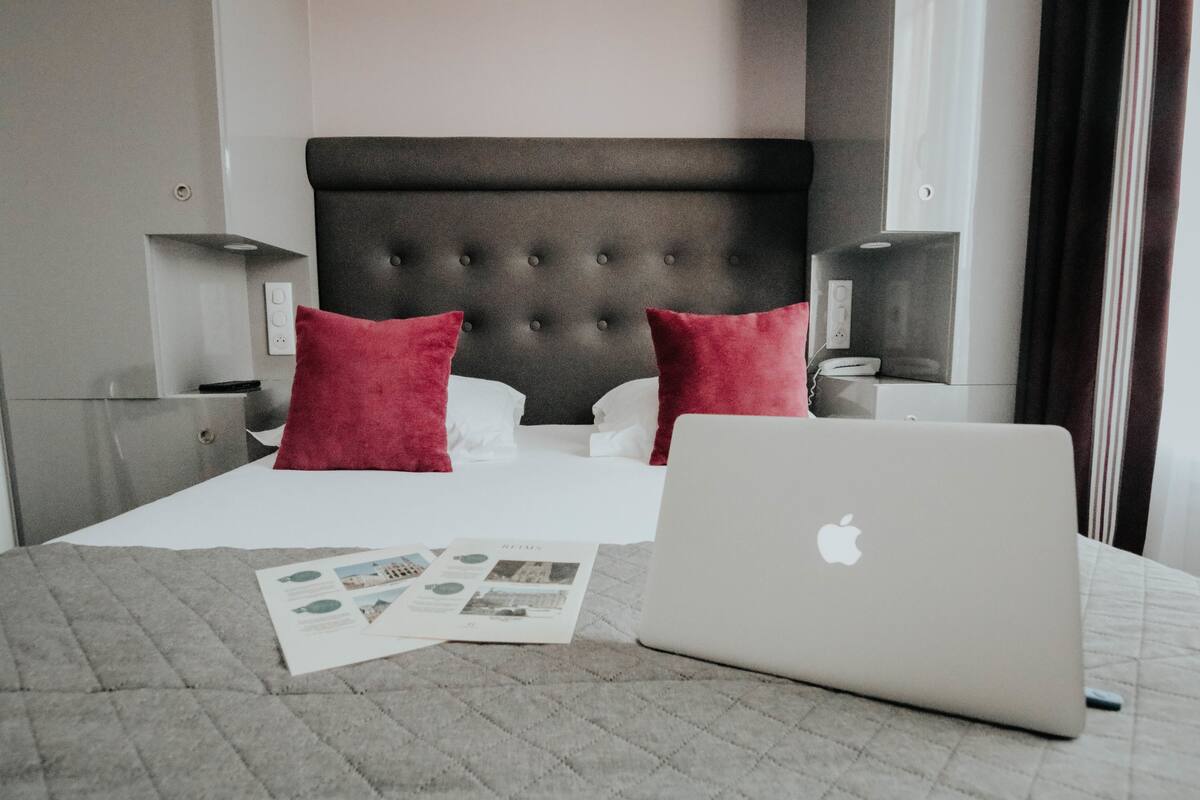 Luxe beddengoed, bedden met traagschuimmatrassen, een minibar