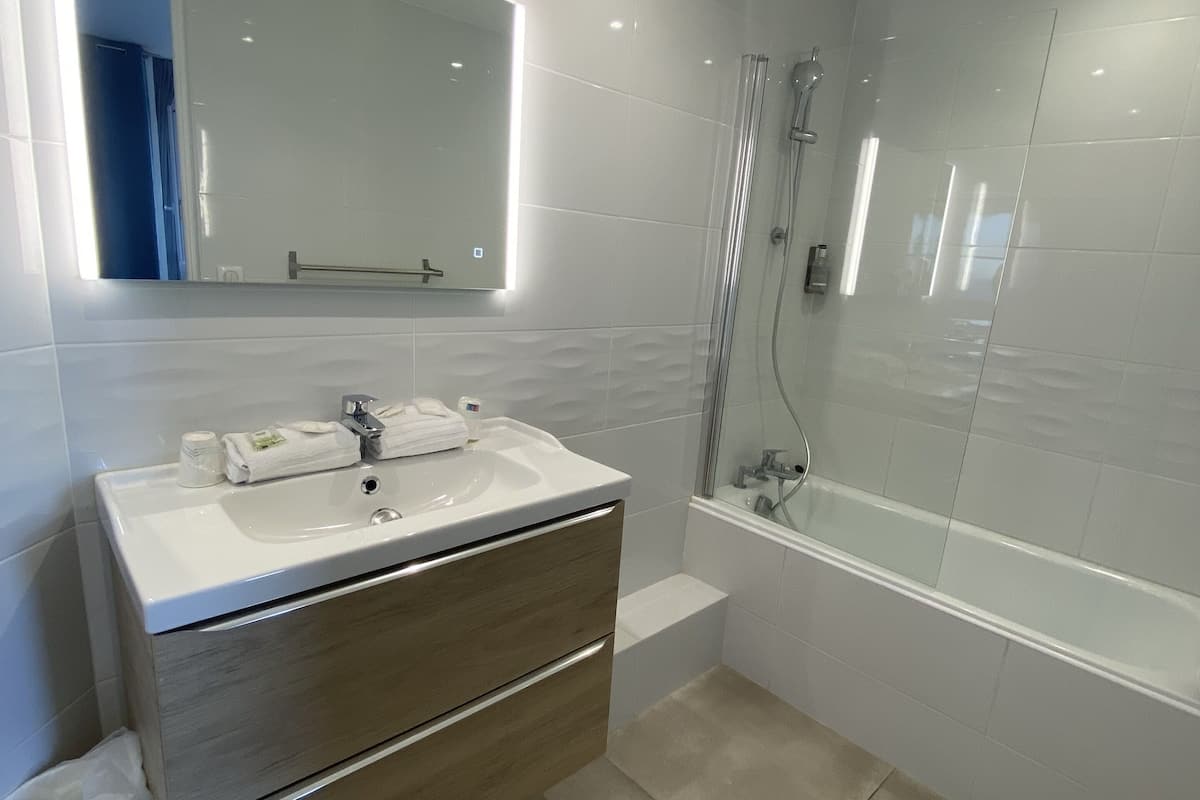 triple room, sea view | bathroom | free toiletries, hair dryer, towels