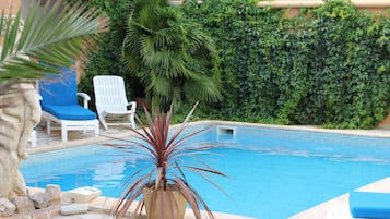 Sæsonbestemt udendørs pool, åben fra kl. 10.00 til kl. 20.00, parasoller
