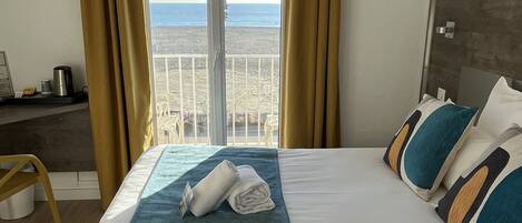 Escritorio, tabla de planchar con plancha, wifi gratis y ropa de cama