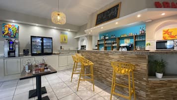 Bữa sáng buffet hàng ngày (11 EUR/mỗi người)