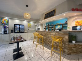 Petit déjeuner buffet (11 EUR par personne)