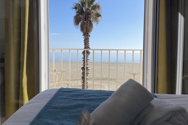 Een bureau, een strijkplank/strijkijzer, gratis wifi, beddengoed