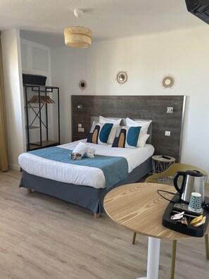 Chambre Triple, vue mer | Bureau, fer et planche à repasser, Wi-Fi gratuit, draps fournis