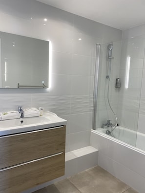Chambre Triple, vue mer | Salle de bain | Articles de toilette gratuits, sèche-cheveux, serviettes fournies