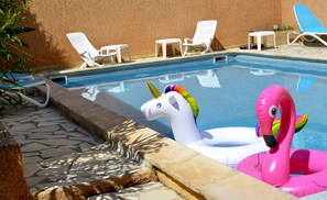 Sæsonbestemt udendørs pool, åben fra kl. 10.00 til kl. 20.00, parasoller