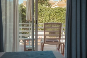 Chambre Double, balcon (terrace view 2 adults)