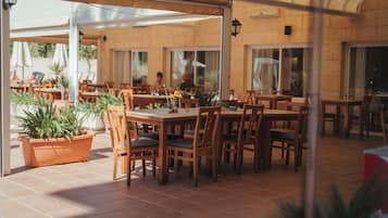 Petit déjeuner et dîner servis sur place