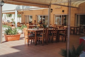 Petit déjeuner et dßner servis sur place