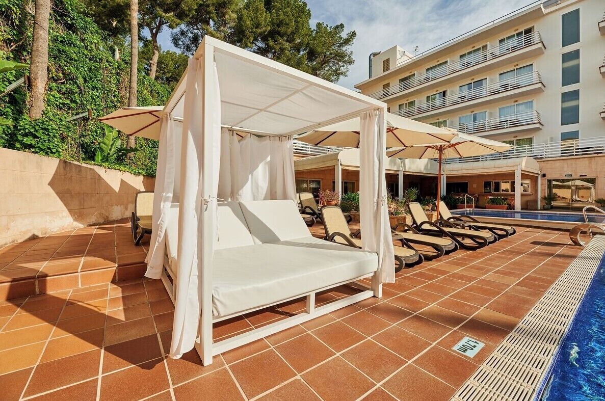 Outdoor pool, pool umbrellas, sun loungers