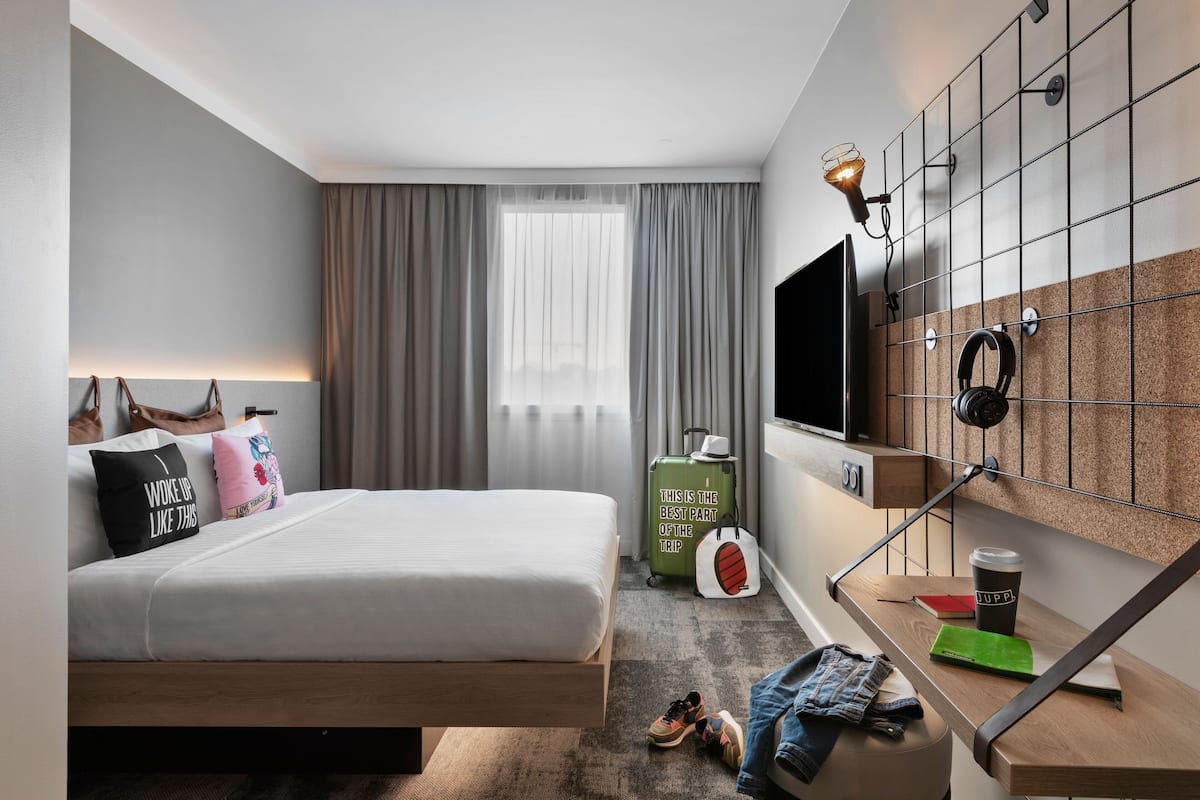 room, 1 queen bed, non smoking | desk, blackout curtains, soundproofing, iron/ironing board