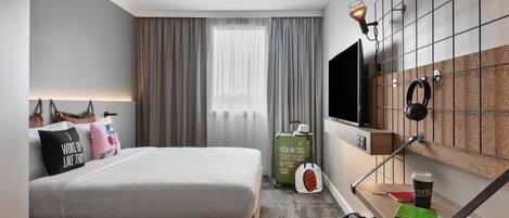 Escritorio, cortinas blackout y sistema de insonorización