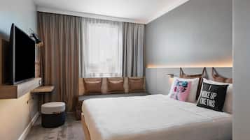 Family Room, 1 Queen Bed with Sofa bed | Desk, blackout drapes, soundproofing, iron/ironing board