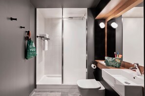 Rainfall showerhead, hair dryer, towels, soap - Moxy Amiens (Amiens)