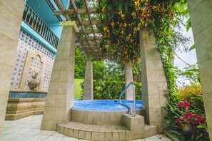 مغطس سبا خارجي