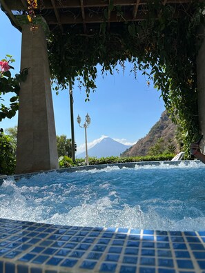 Bañera de hidromasaje al aire libre
