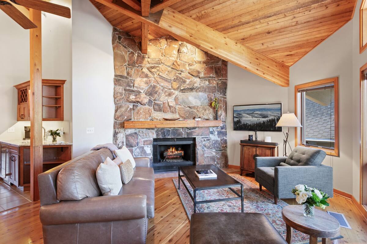 Townhouse (Ontario Lodge, at Deer Valley - #6) | Oppholdsområde | Flatskjerm-TV og peis