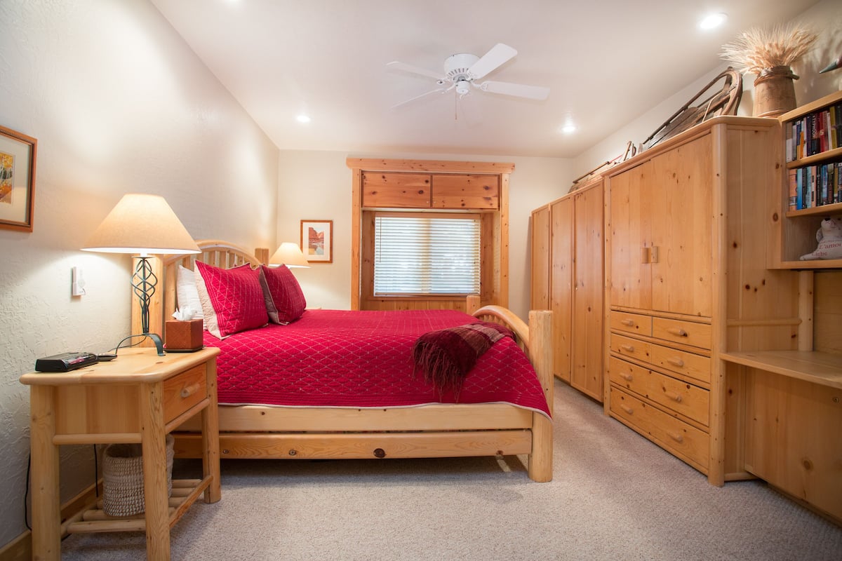 Bristlecone Condo at Deer Valley - 3 Bedroom - #101 | Wi-fi (inkludert), individuelt dekorert og individuelt innredet