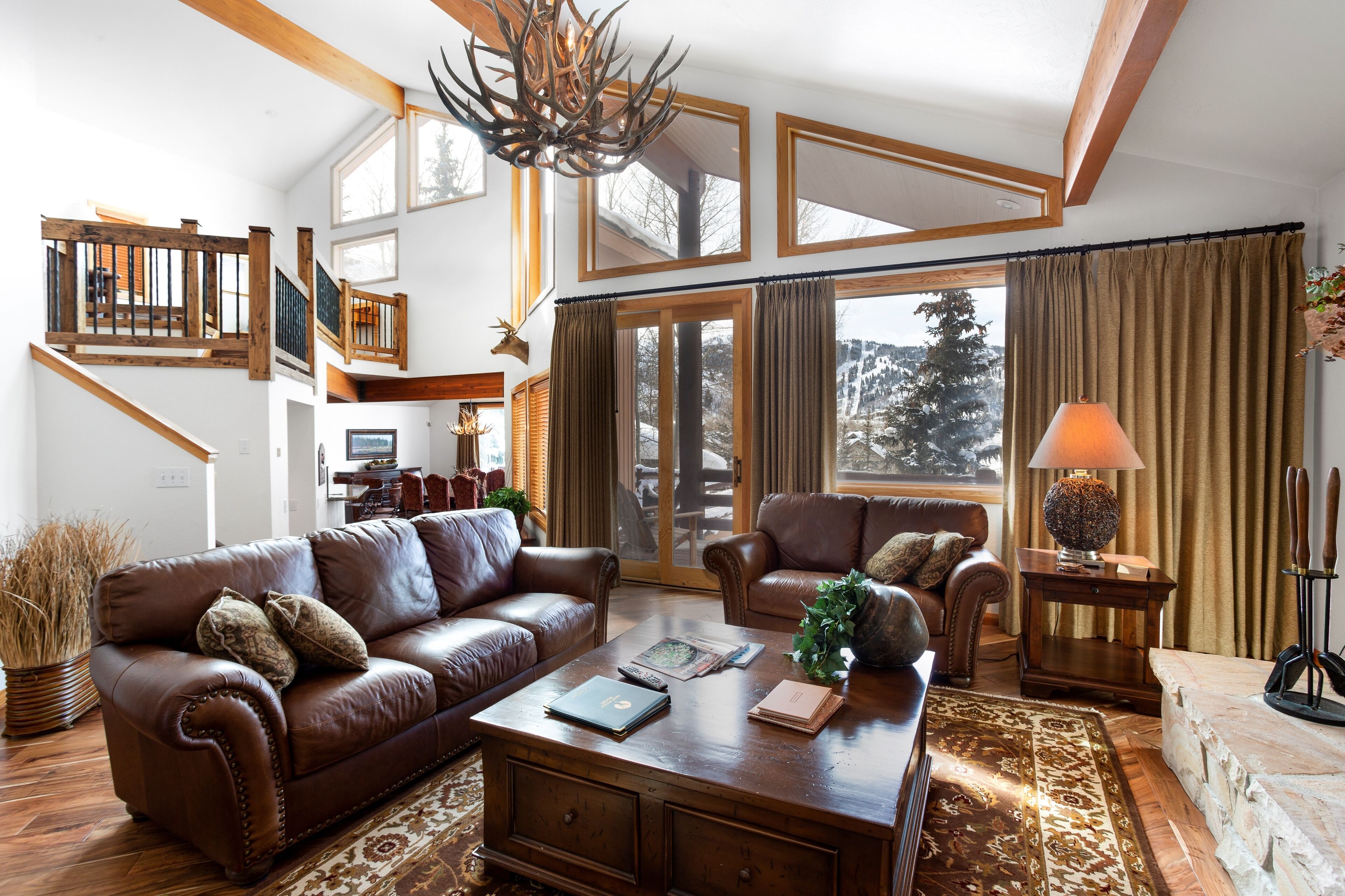 Queen Esther Home at Deer Valley - 4 Bedroom - #2436 | 거실 공간 | 평면 TV, 벽난로